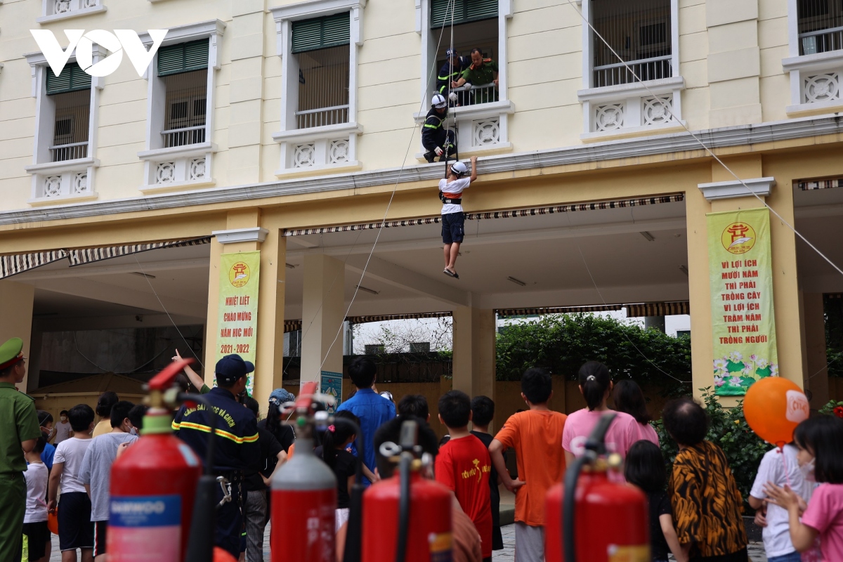 mot ngay lam linh cuu hoa cua tre em ha noi hinh anh 4