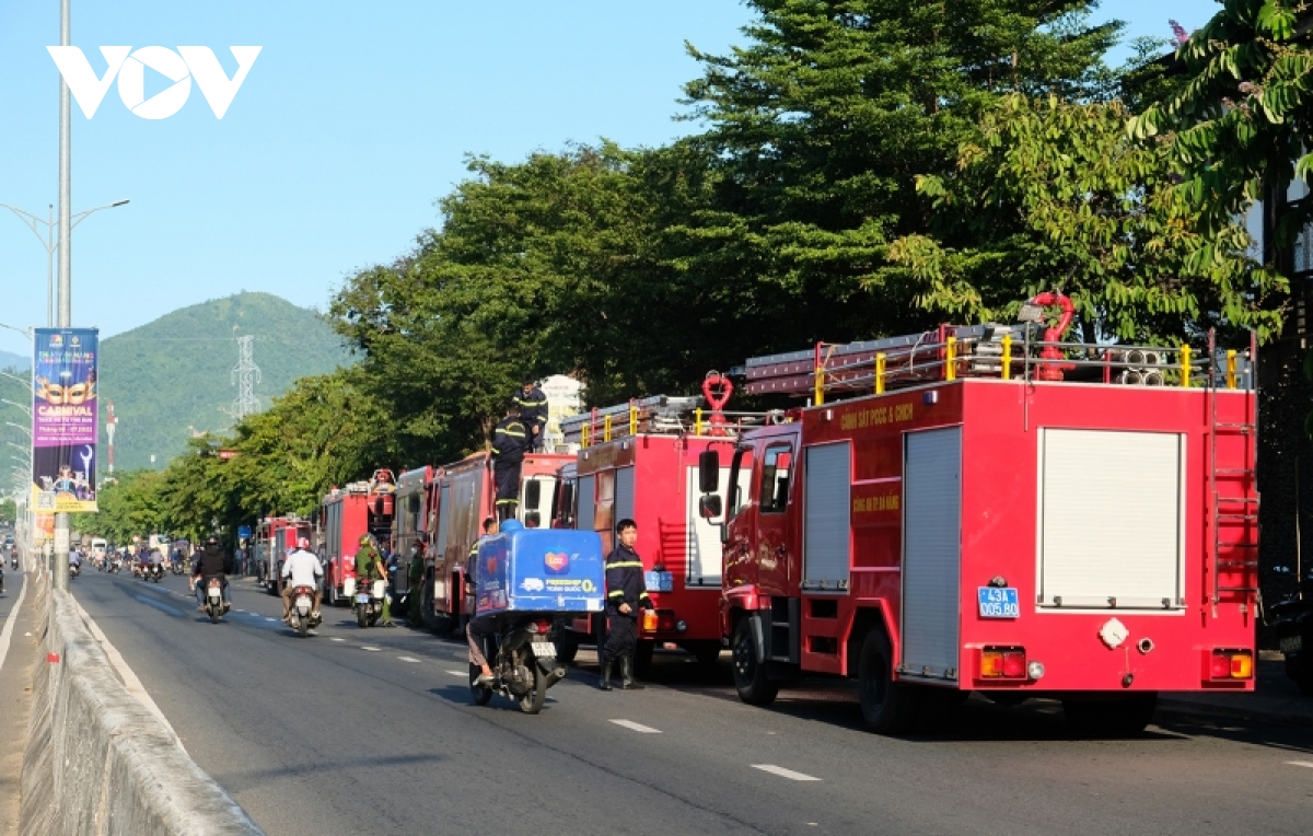 Da nang chay lon tai mot kho hang tren duong hoang van thai hinh anh 12