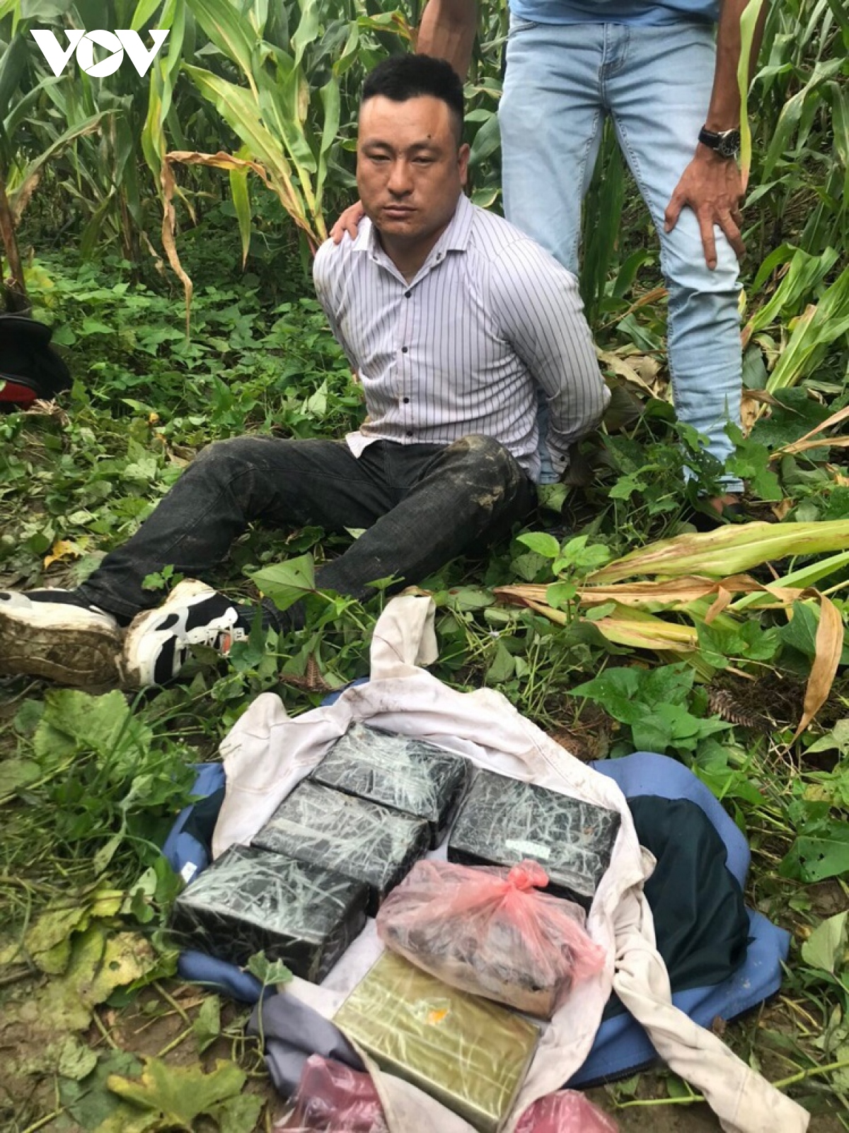 5 doi tuong buon ban 25 banh heroin va 42.000 vien ma tuy sa luoi phap luat hinh anh 3