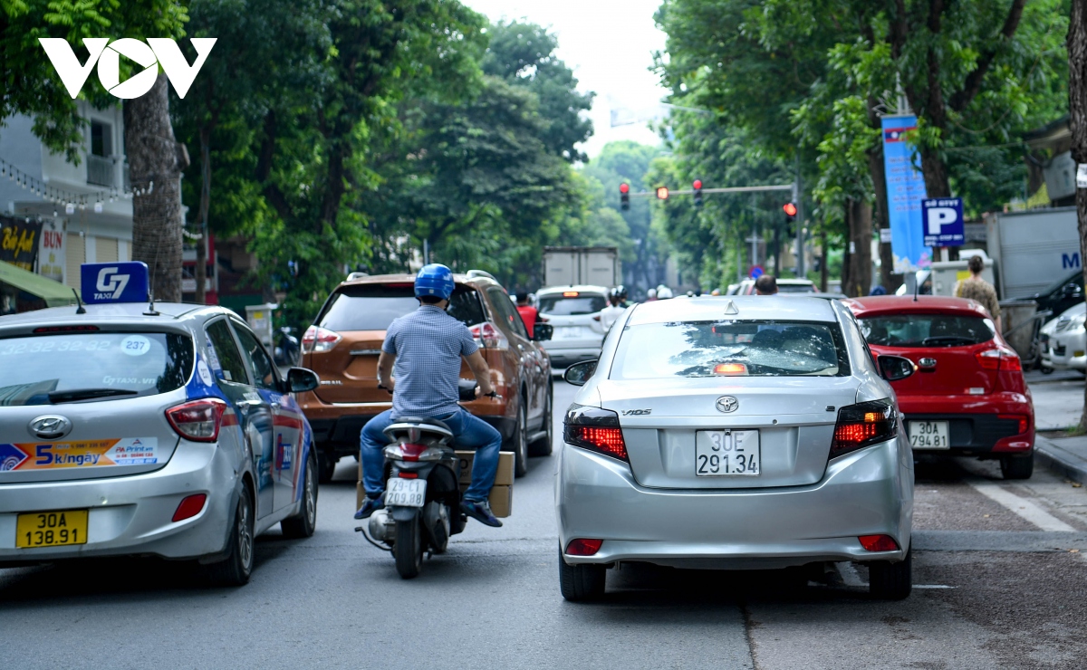 giao thong lon xon nhung ngay dau phan luong 2 chieu pho quang trung, ha noi hinh anh 9