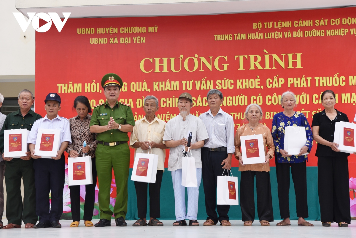 bo tu lenh canh sat co dong to chuc tham kham, tang qua gia dinh chinh sach hinh anh 2