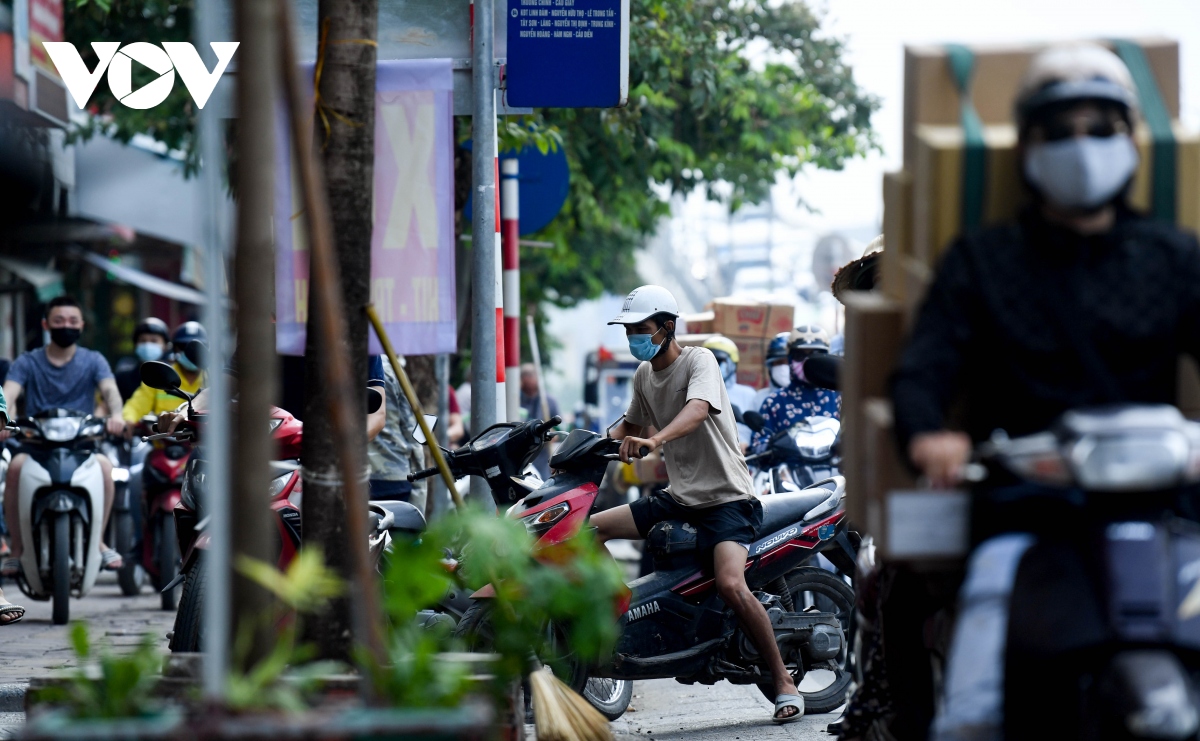 vi sao so gtvt ha noi van chua the tach rieng lan o to tren duong nguyen trai hinh anh 3