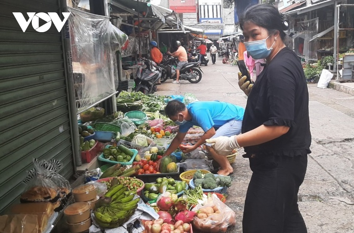 gia rau xanh o tp.hcm tang cao ca nguoi ban va nguoi mua deu than tho hinh anh 2