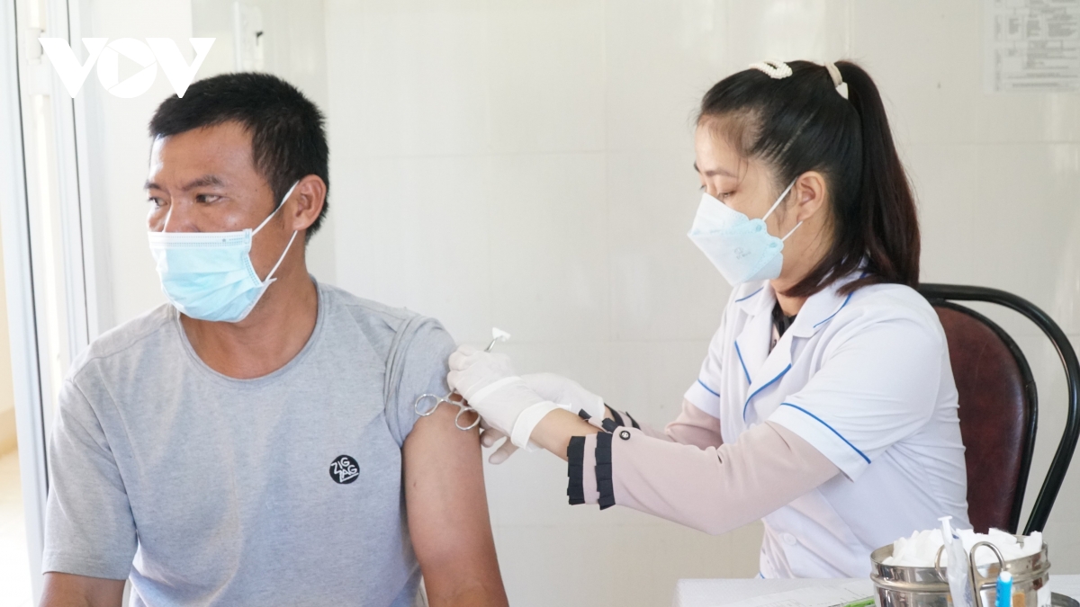 Lo ngại biến chủng mới, người dân Đắk Lắk đi tiêm vaccine COVID-19