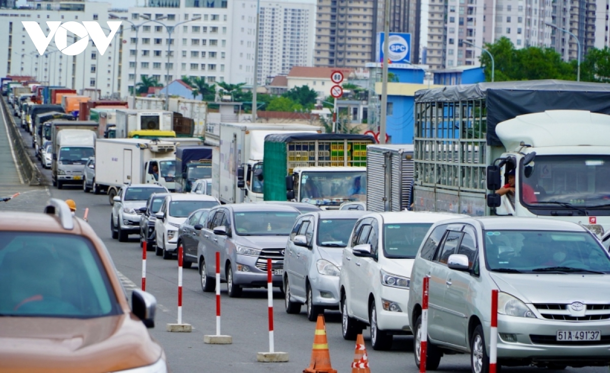 Kẹt xe tại cầu Phú Mỹ trong ngày đầu đóng làn sửa khe co giãn