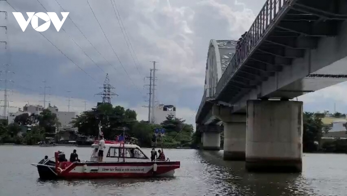 tim kiem nguoi phu nu nhay cau xuong song sai gon hinh anh 1