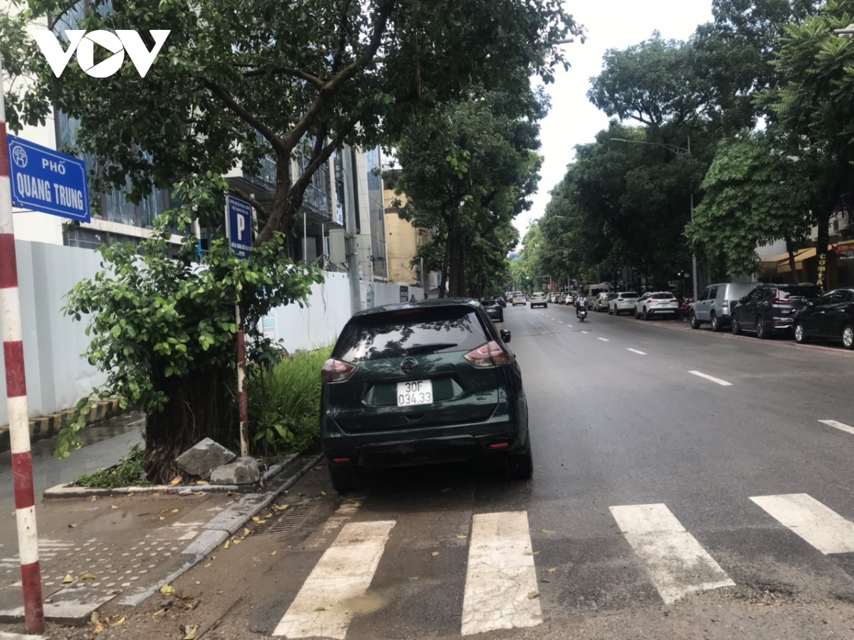 ha noi cho xe luu thong hai chieu tren pho quang trung, phung hung hinh anh 1