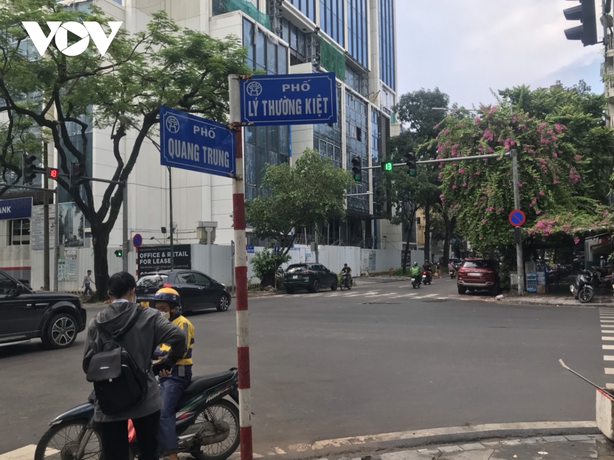 ha noi cho xe luu thong hai chieu tren pho quang trung, phung hung hinh anh 2