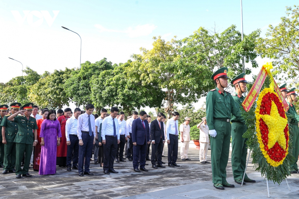 thu tuong dang huong tuong niem cac anh hung, liet si tai hau giang hinh anh 1