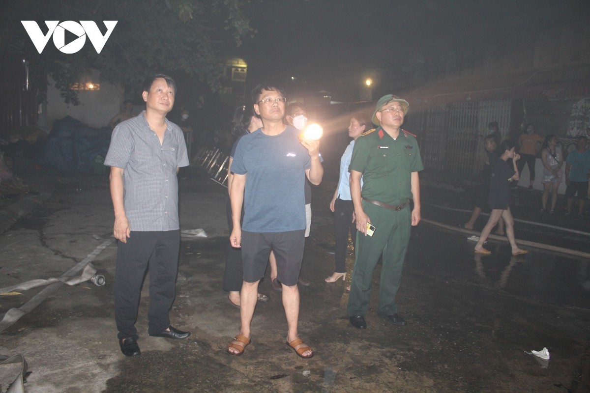 huy dong tong luc khong che dam chay lon trong dem o mong cai hinh anh 15
