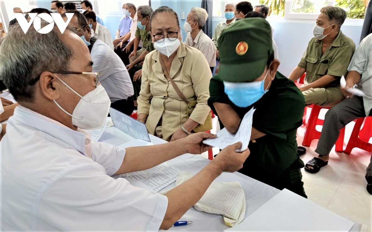 nguoi thuong binh tron ven nghia tinh voi nhan dan va dong doi hinh anh 1