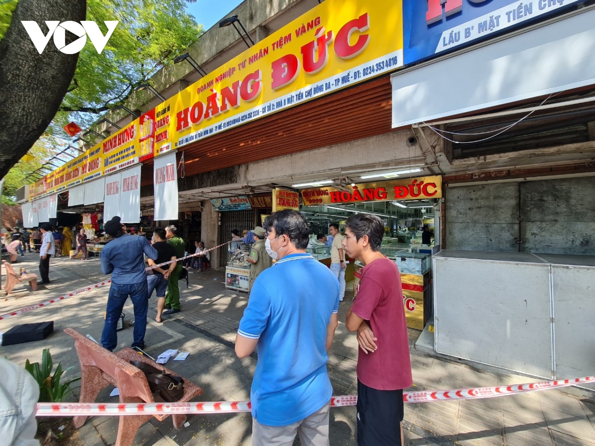 bat ngo voi danh tinh doi tuong dung sung ak cuop hai tiem vang o hue hinh anh 1