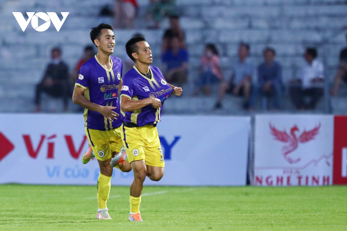 thang kich tinh ha tinh, ha noi fc vuon len dan dau v-league 2022 hinh anh 1