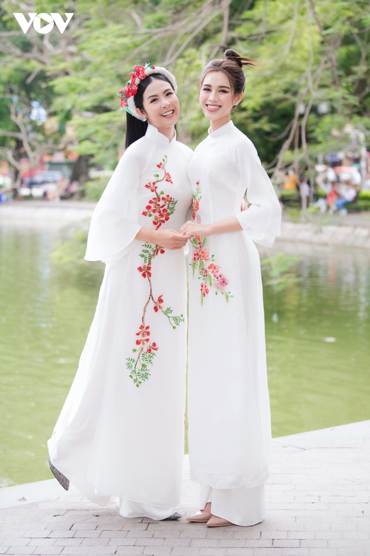 ngoc han, Do my linh, Do ha dien ao dai dao pho ha noi hinh anh 8