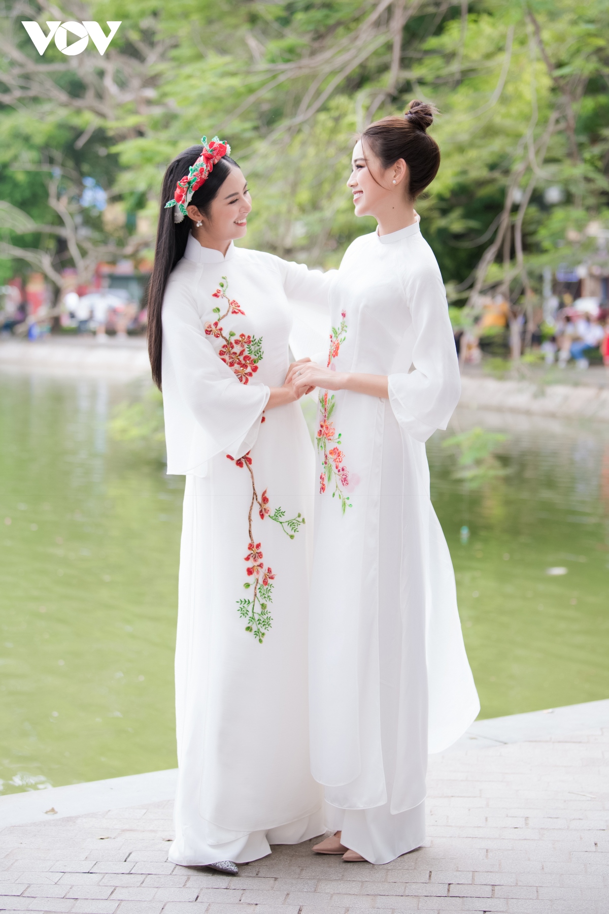 ngoc han, Do my linh, Do ha dien ao dai dao pho ha noi hinh anh 7