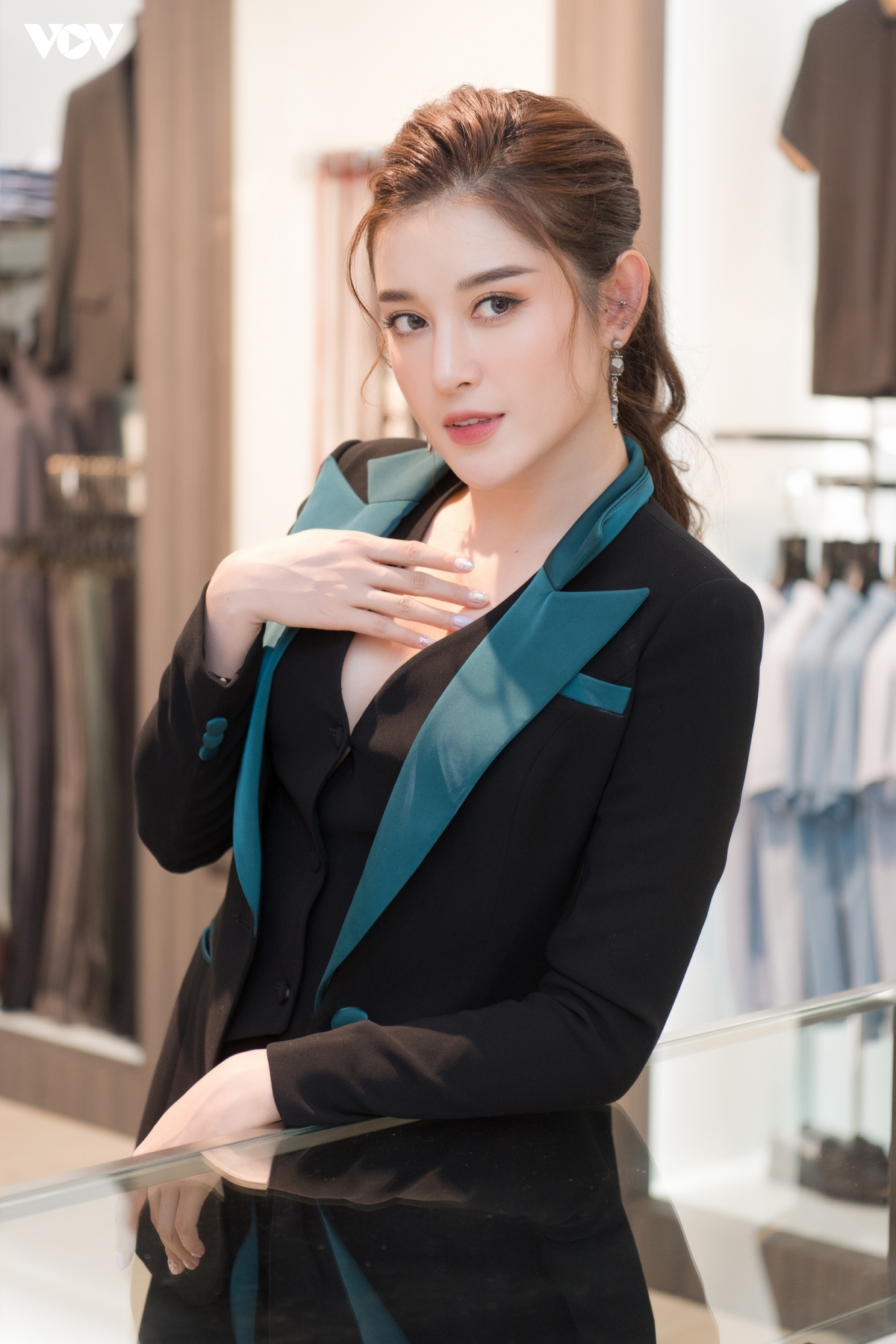 huyen my kin dao voi phong cach menswear, do sac ben nam than vinh thuy hinh anh 13