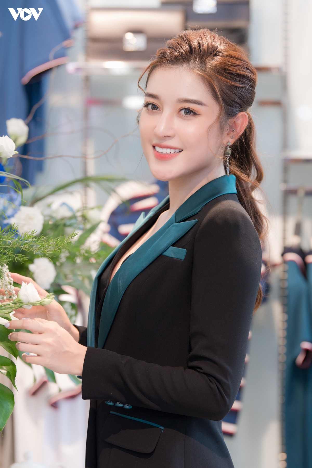 huyen my kin dao voi phong cach menswear, do sac ben nam than vinh thuy hinh anh 14