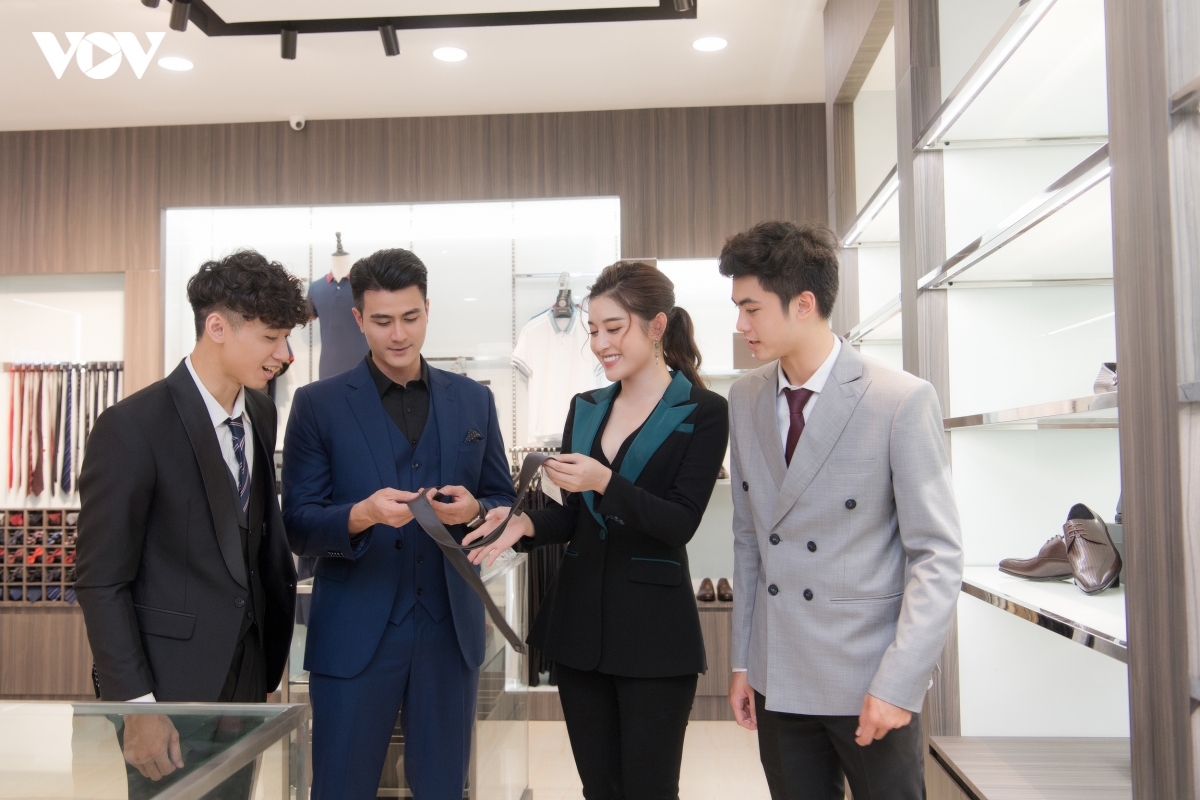 huyen my kin dao voi phong cach menswear, do sac ben nam than vinh thuy hinh anh 9