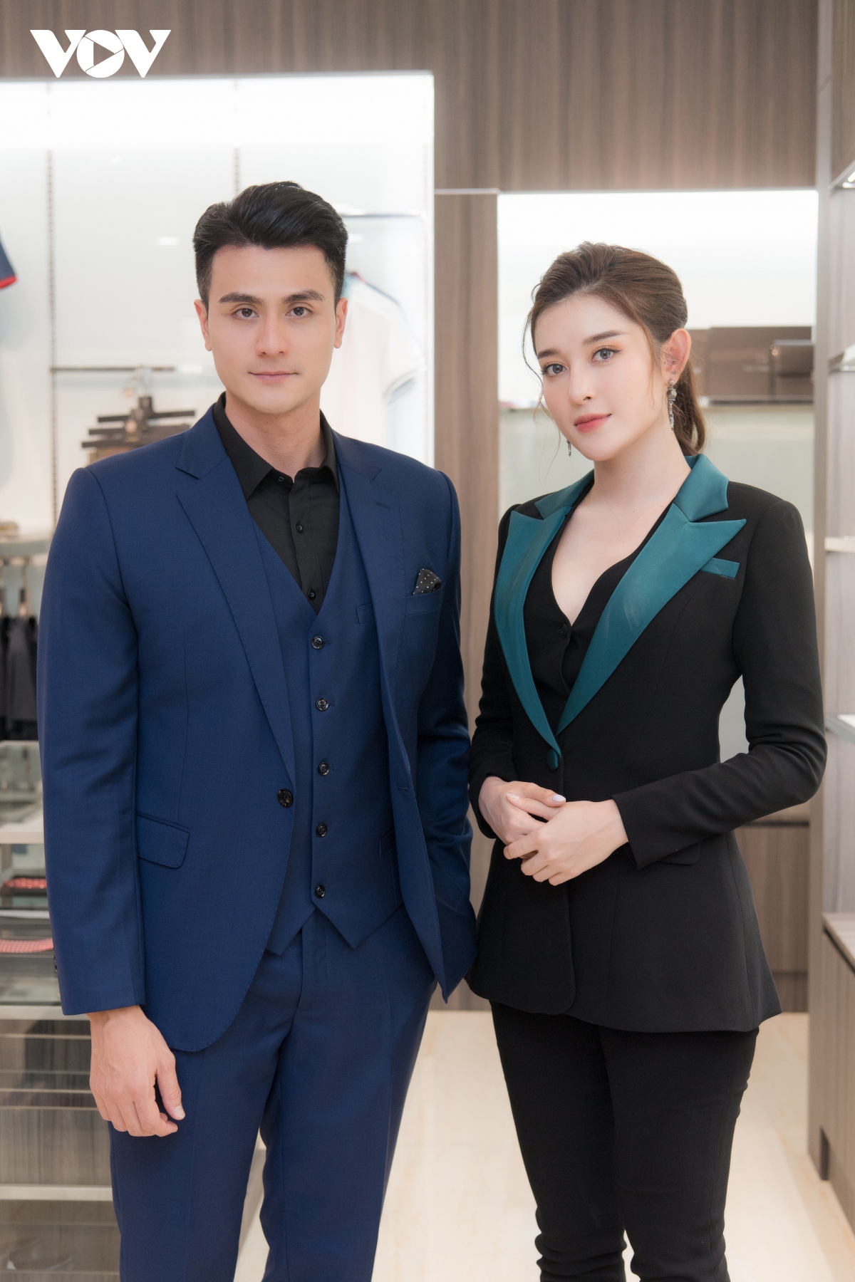 Huyền My kín đáo với phong cách menswear, đọ sắc bên ‘nam thần’ Vĩnh Thụy