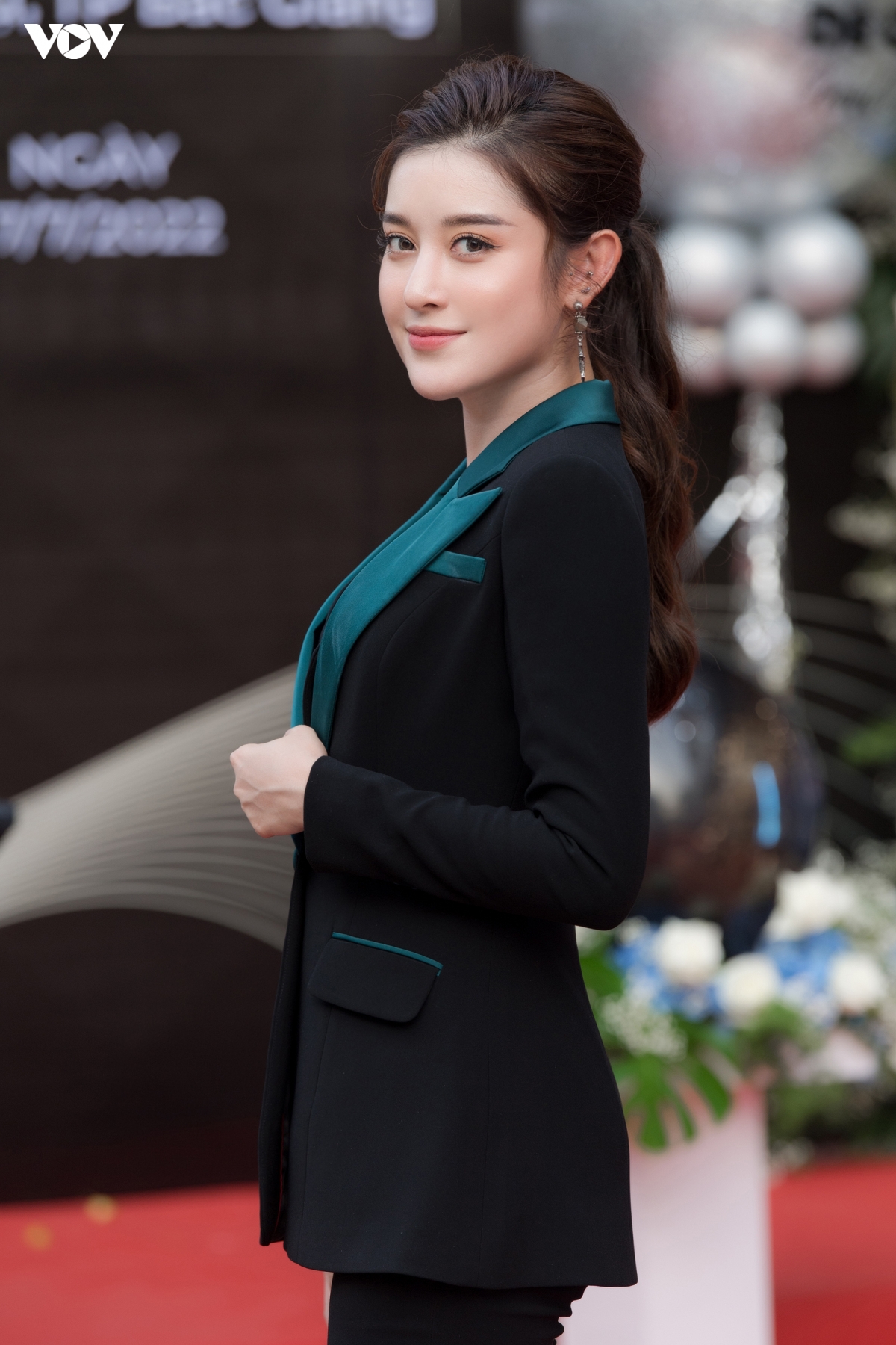 huyen my kin dao voi phong cach menswear, do sac ben nam than vinh thuy hinh anh 1