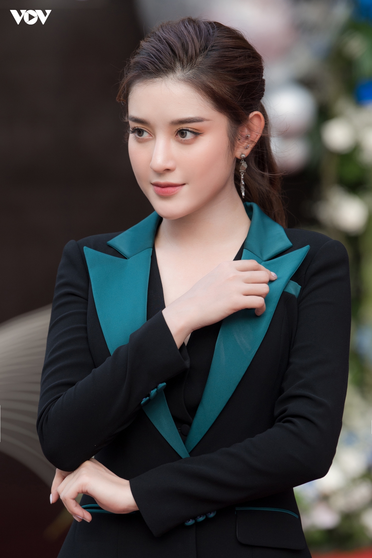 huyen my kin dao voi phong cach menswear, do sac ben nam than vinh thuy hinh anh 2