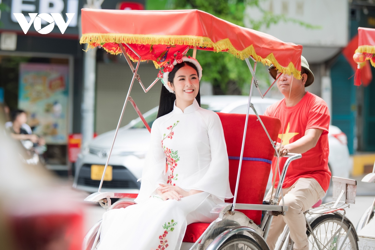 ngoc han, Do my linh, Do ha dien ao dai dao pho ha noi hinh anh 6