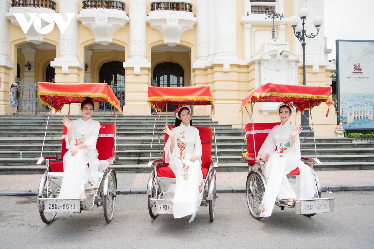 ngoc han, Do my linh, Do ha dien ao dai dao pho ha noi hinh anh 3