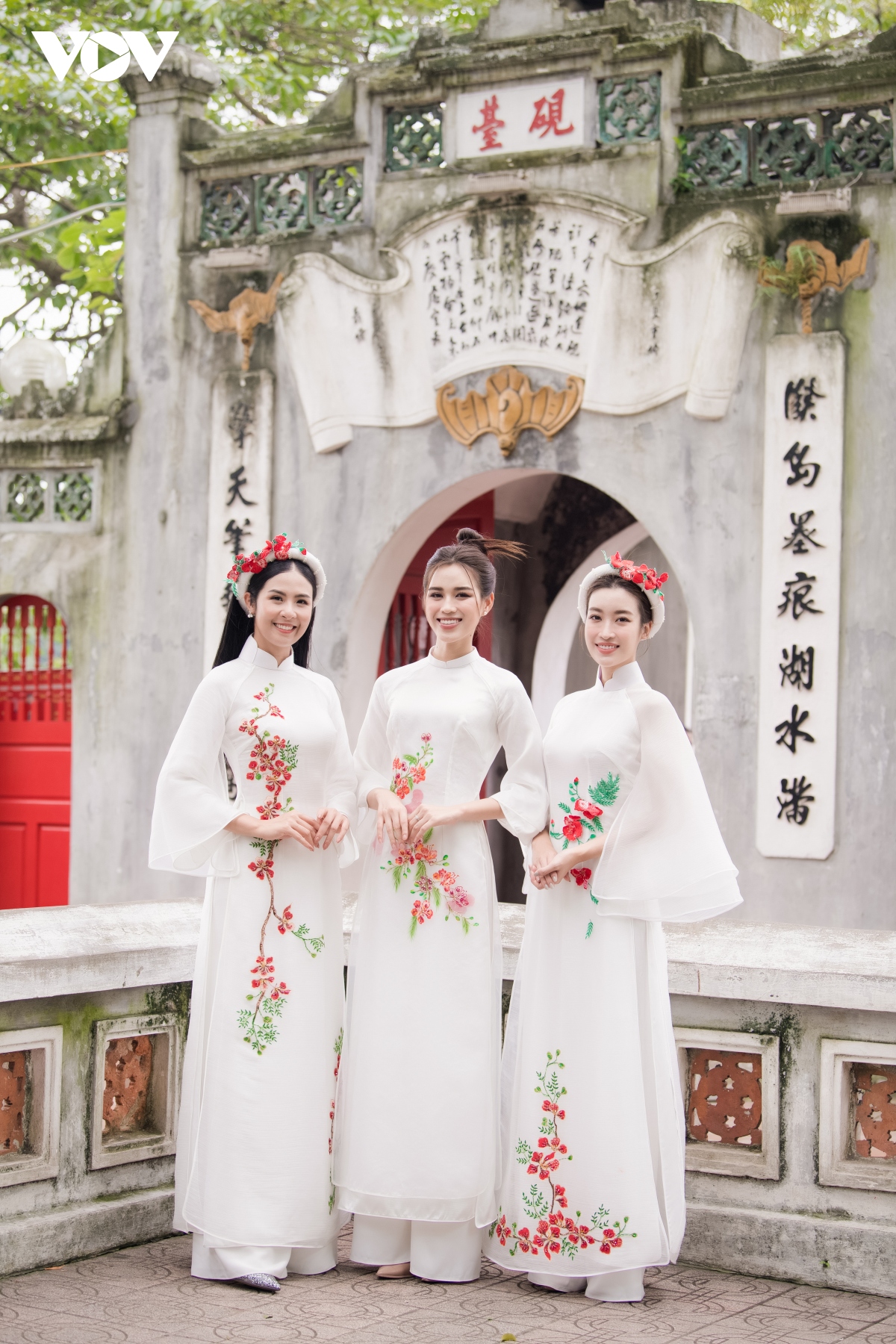 ngoc han, Do my linh, Do ha dien ao dai dao pho ha noi hinh anh 1