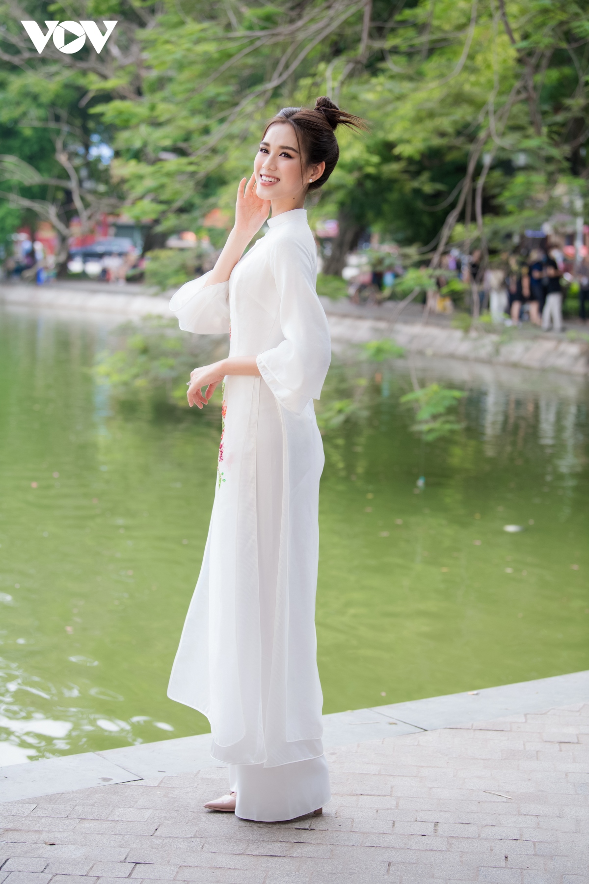 ngoc han, Do my linh, Do ha dien ao dai dao pho ha noi hinh anh 14