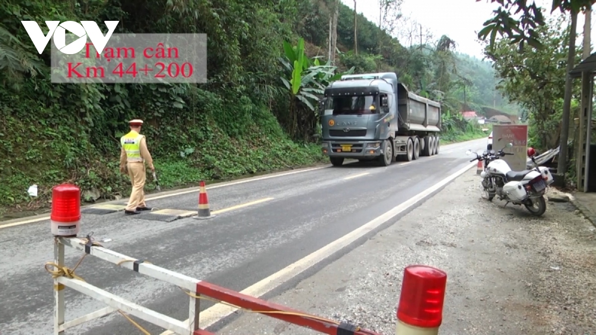 “Cuộc chiến” xử lý xe quá tải trọng trên Quốc lộ 70 Yên Bái