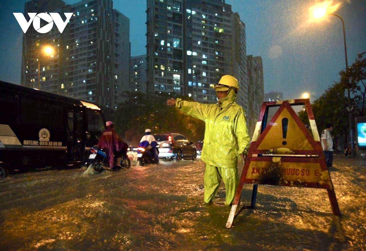 ha noi mua lon vao gio tan tam, co noi ngap sau hon nua met hinh anh 13