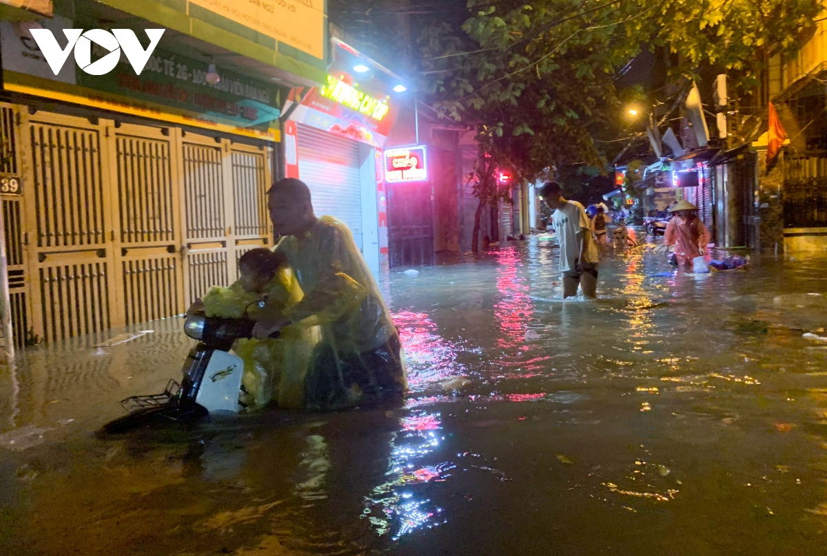 ha noi mua lon vao gio tan tam, co noi ngap sau hon nua met hinh anh 7