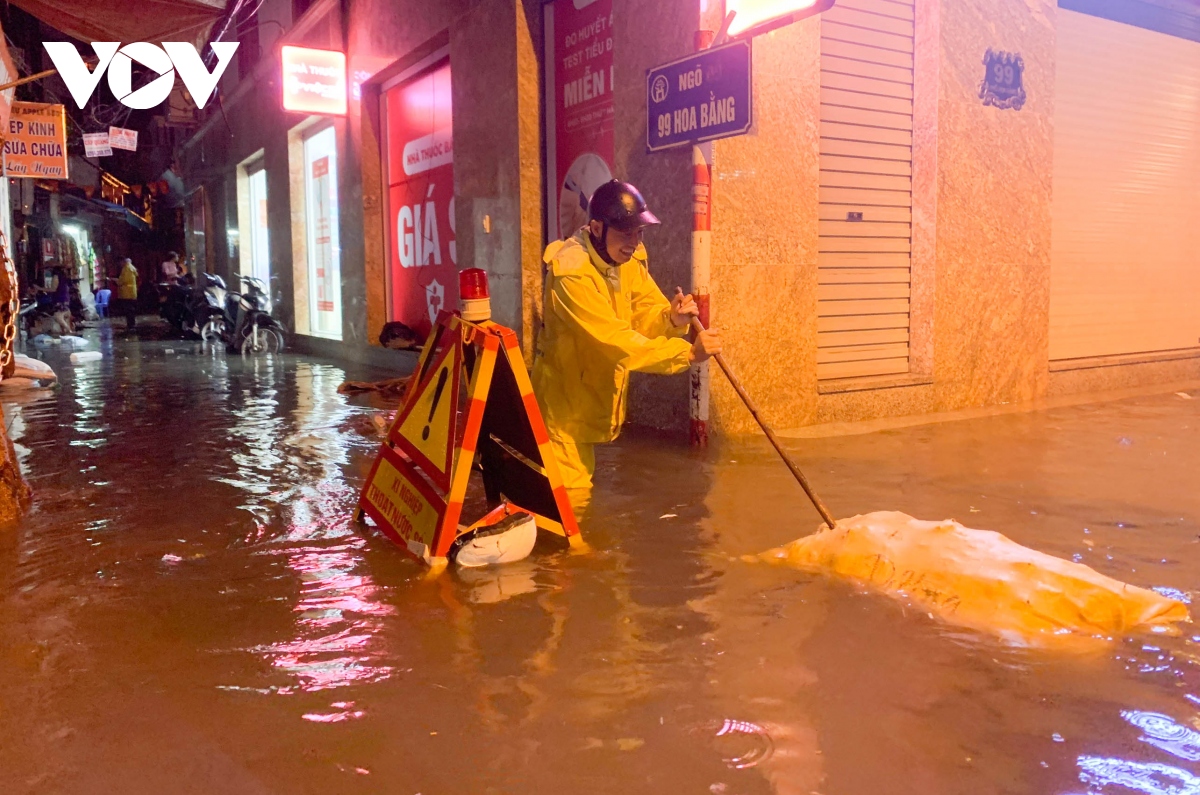 ha noi mua lon vao gio tan tam, co noi ngap sau hon nua met hinh anh 11