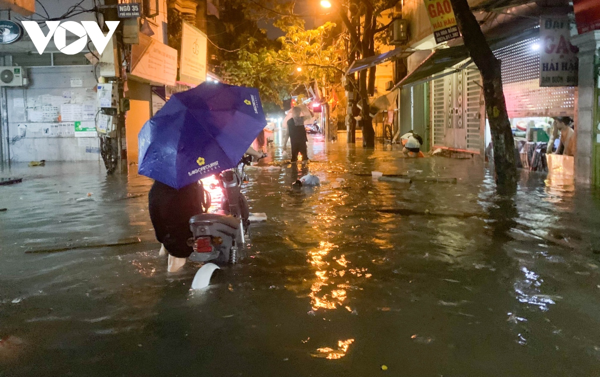 ha noi mua lon vao gio tan tam, co noi ngap sau hon nua met hinh anh 6