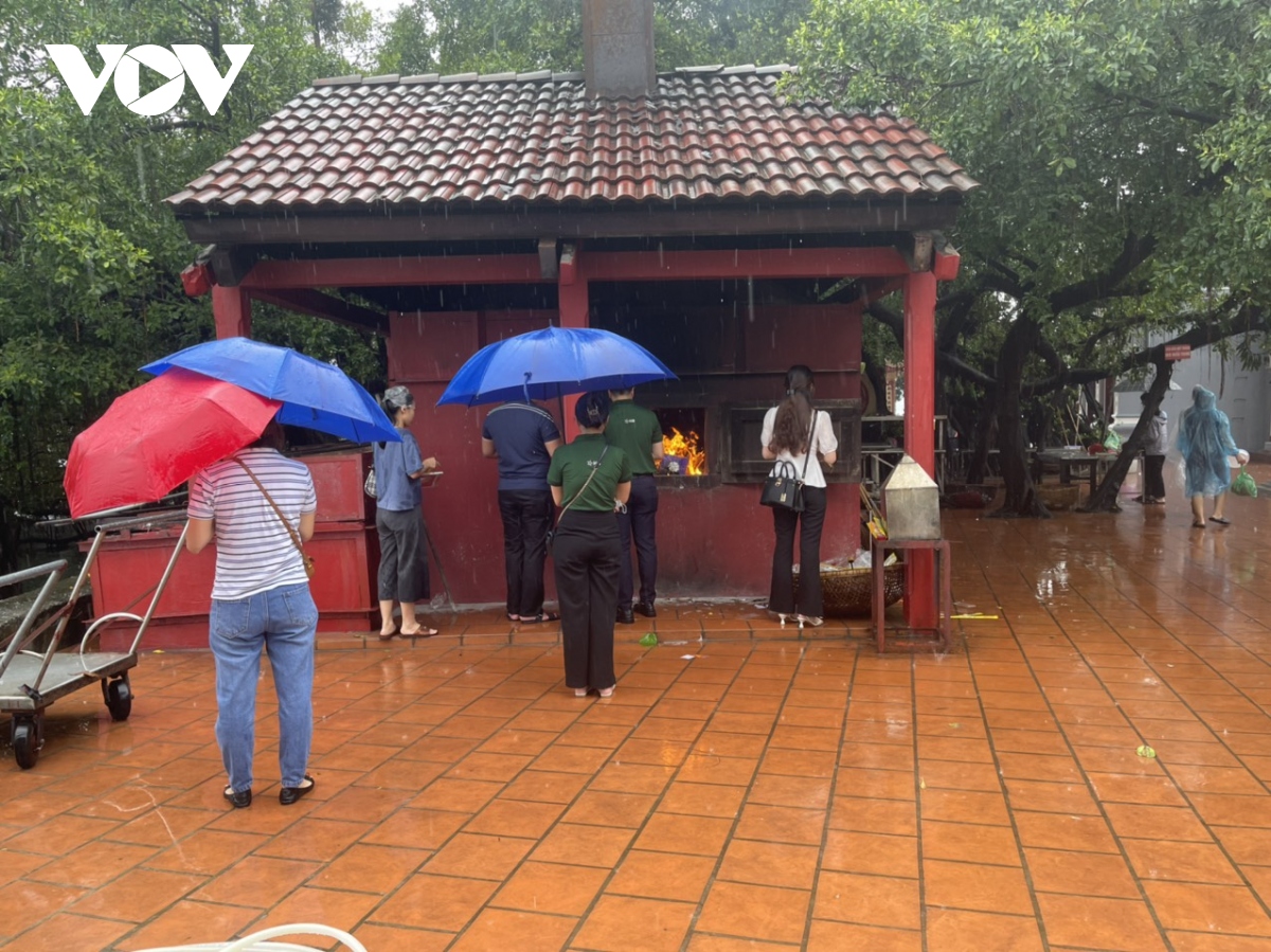 nguoi ha noi doi mua di le ngay ram thang 7 hinh anh 6