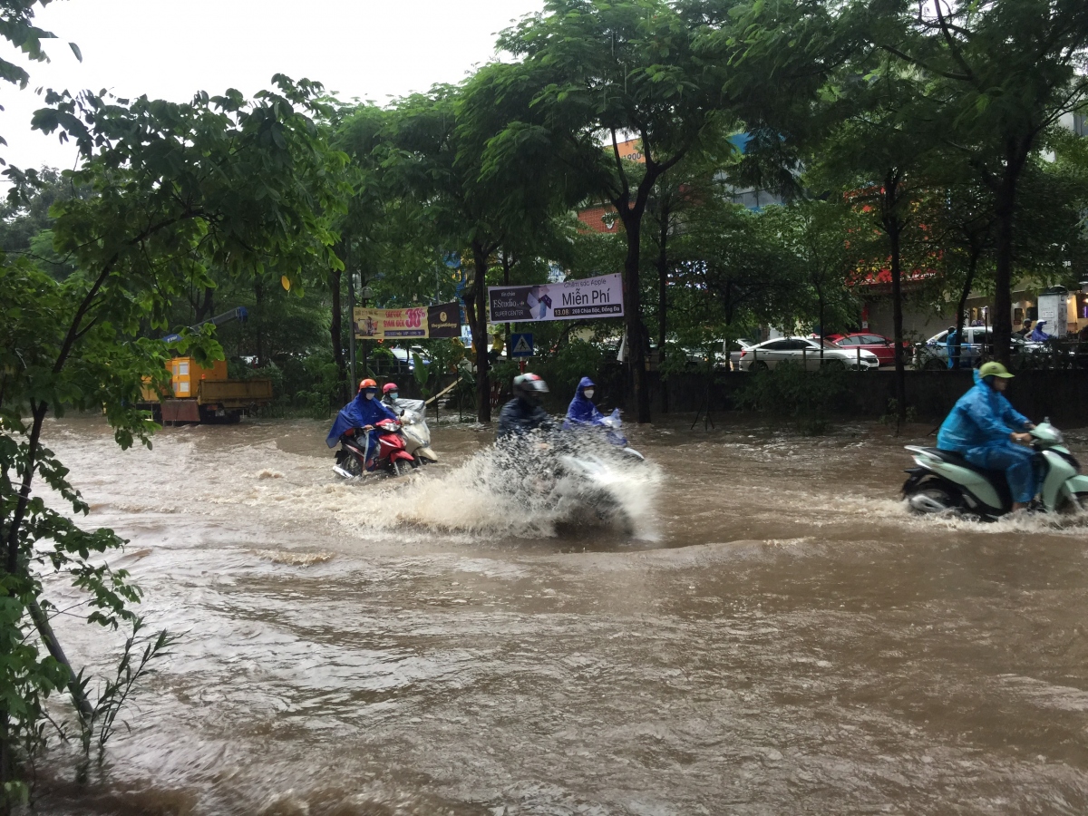 can canh nguoi va xe bi bom tren pho phuong ha noi sau mua lon keo dai hinh anh 7