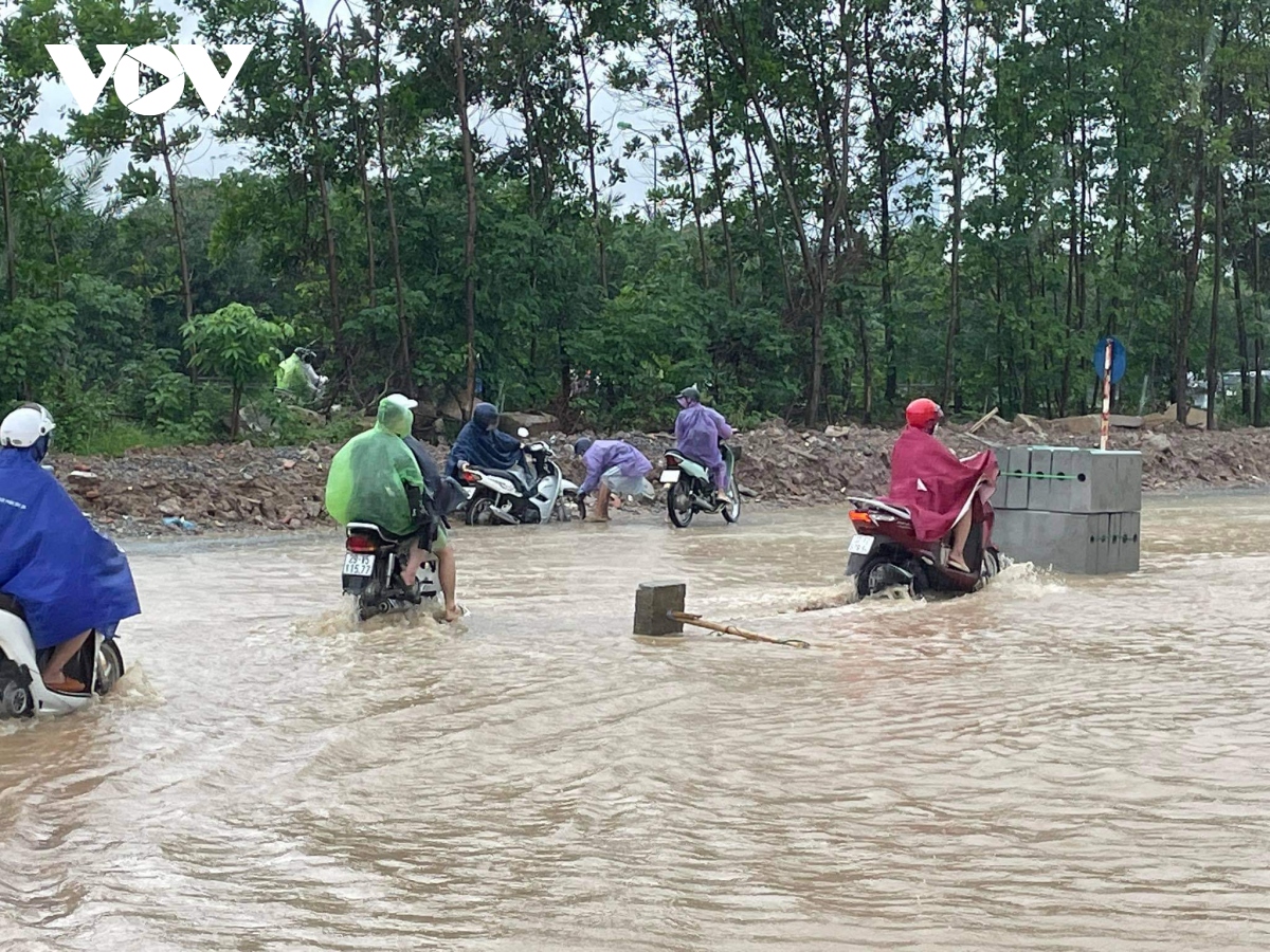 can canh nguoi va xe bi bom tren pho phuong ha noi sau mua lon keo dai hinh anh 13