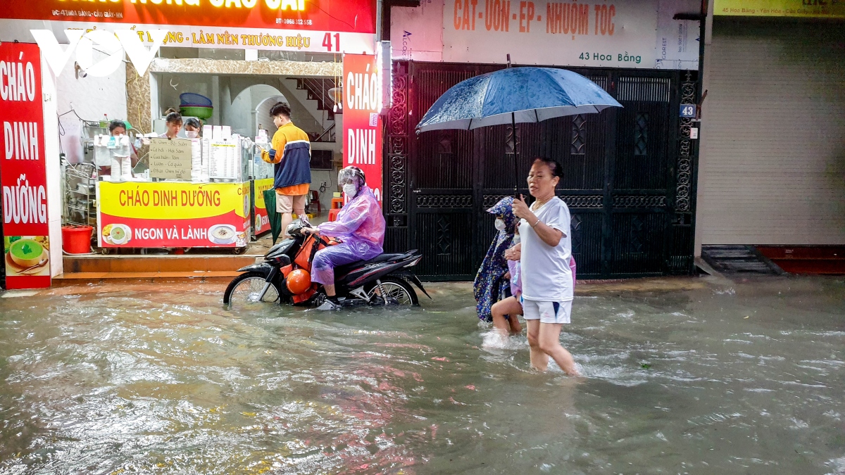 mua ca dem do anh huong bao so 2, nhieu tuyen pho o ha noi ngap sau hinh anh 3