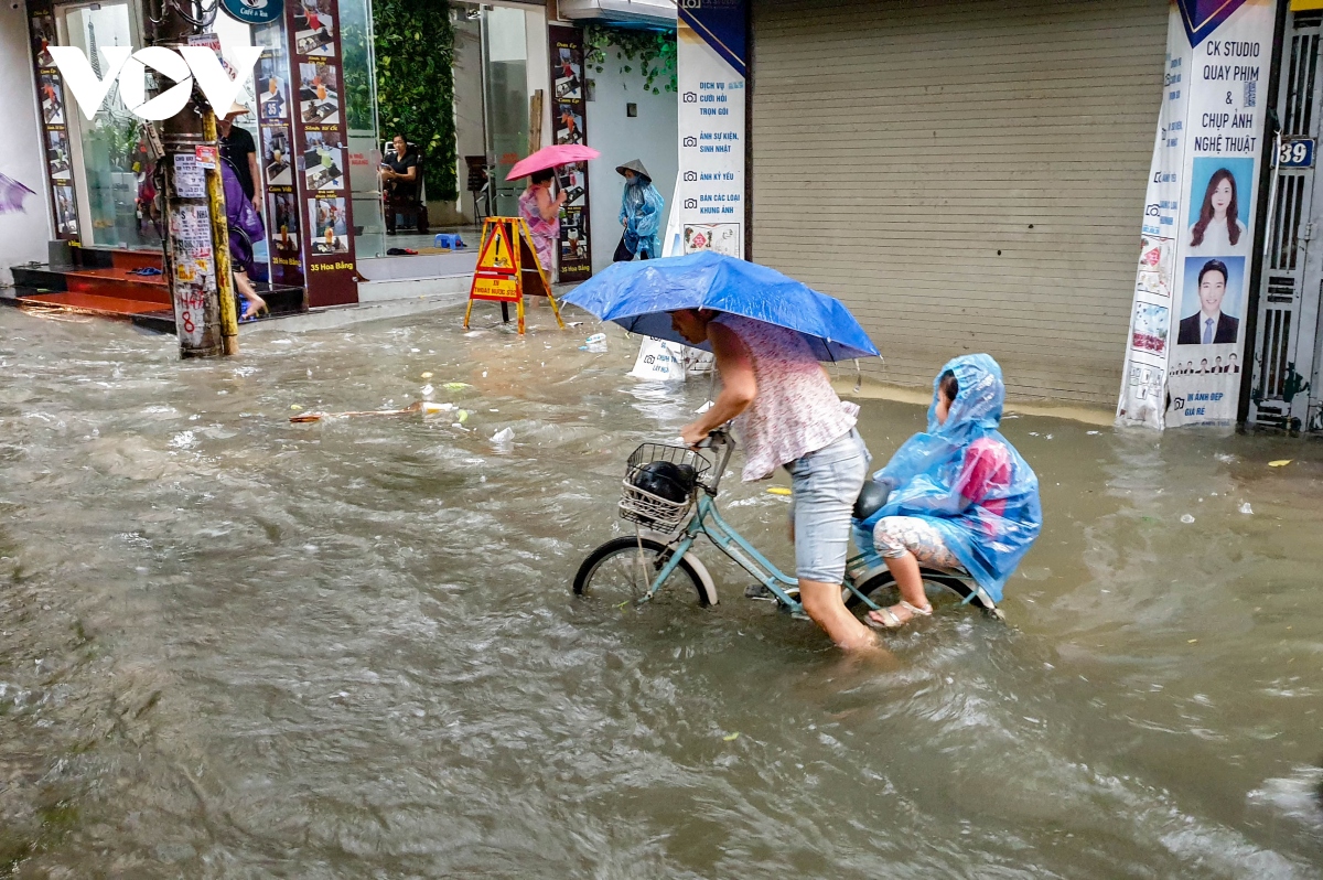 mua ca dem do anh huong bao so 2, nhieu tuyen pho o ha noi ngap sau hinh anh 2