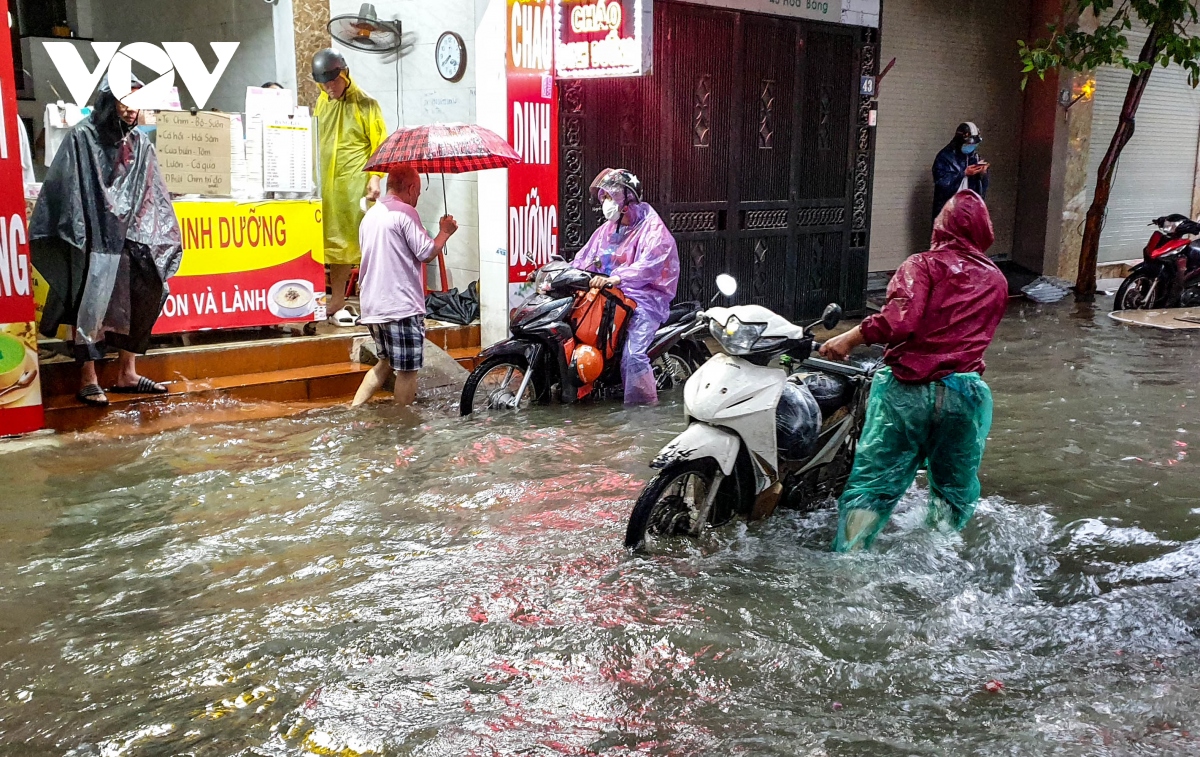 mua ca dem do anh huong bao so 2, nhieu tuyen pho o ha noi ngap sau hinh anh 10