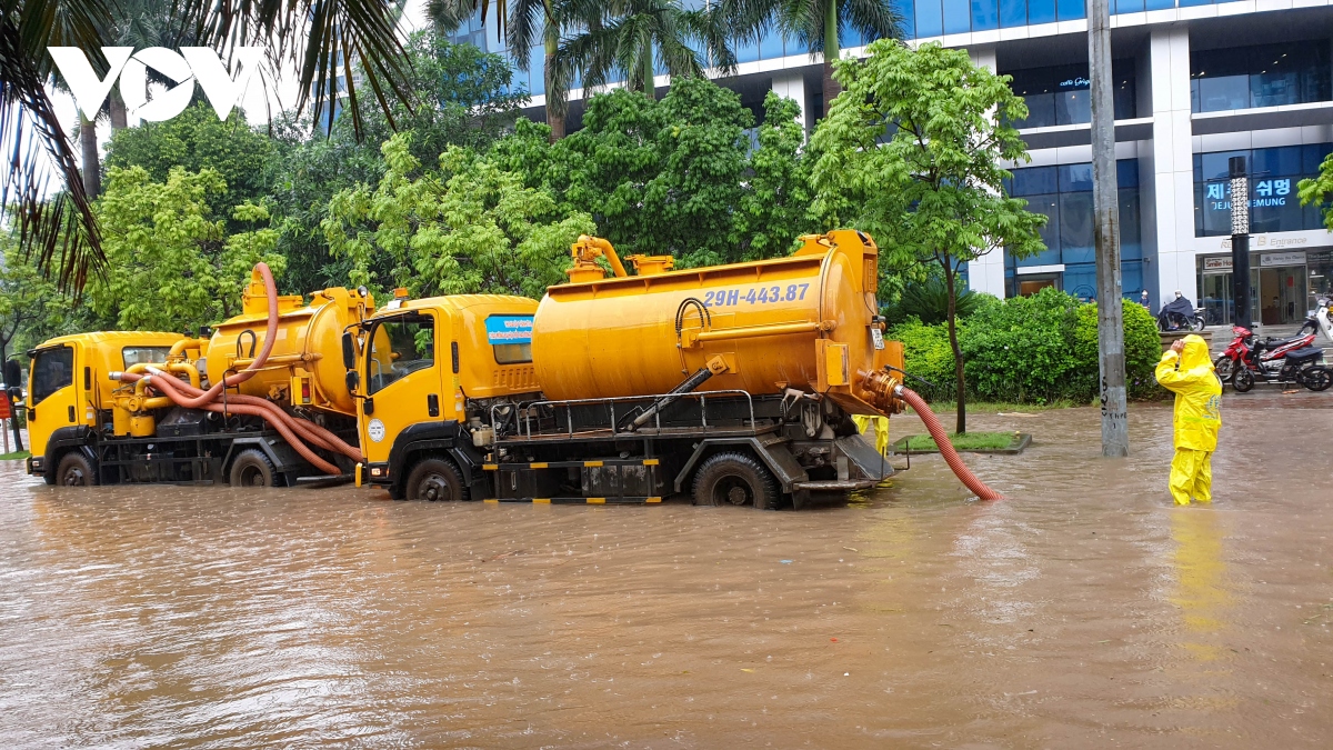 hang tram cong nhan dam mua thong cong, bom nuoc tren duong pho ha noi hinh anh 12