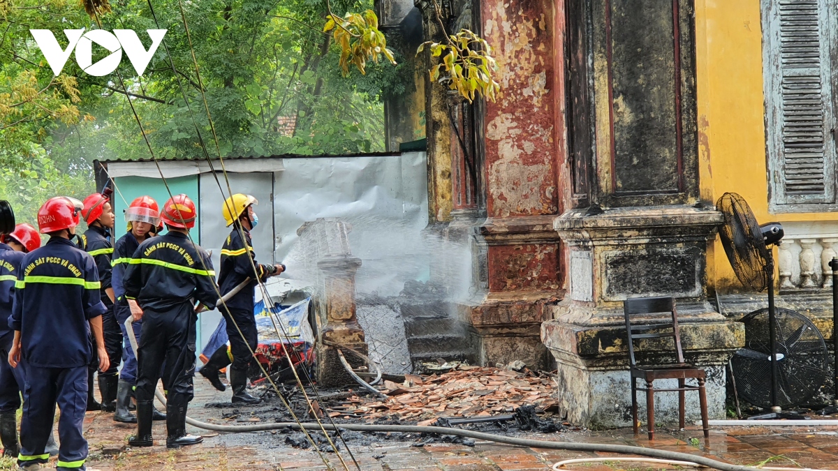 Hiện trường vụ cháy di tích Quốc Tử Giám ở Huế do chập điện - Ảnh 3.