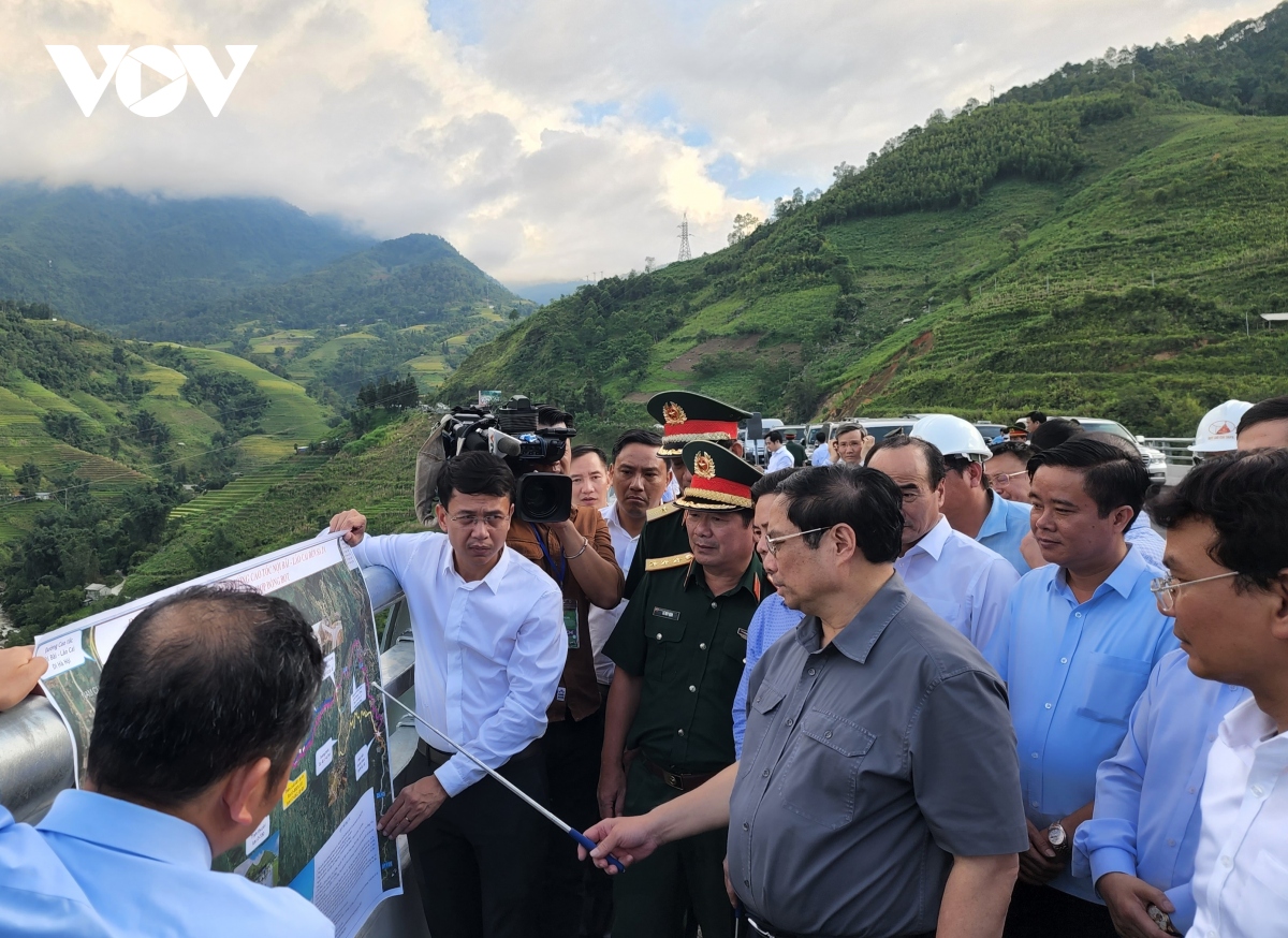 thu tuong khao sat cang hang khong sa pa, duong noi tu cao toc toi sa pa hinh anh 1