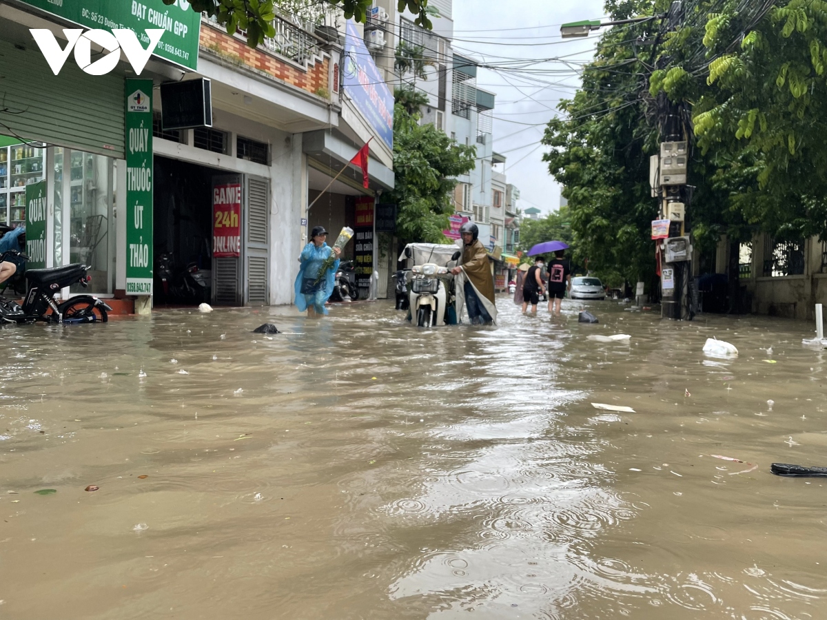 can canh nguoi va xe bi bom tren pho phuong ha noi sau mua lon keo dai hinh anh 2