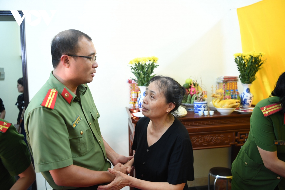 bi thu thanh uy ha noi den chia buon voi gia dinh 3 chien si cuu hoa vua hy sinh hinh anh 8