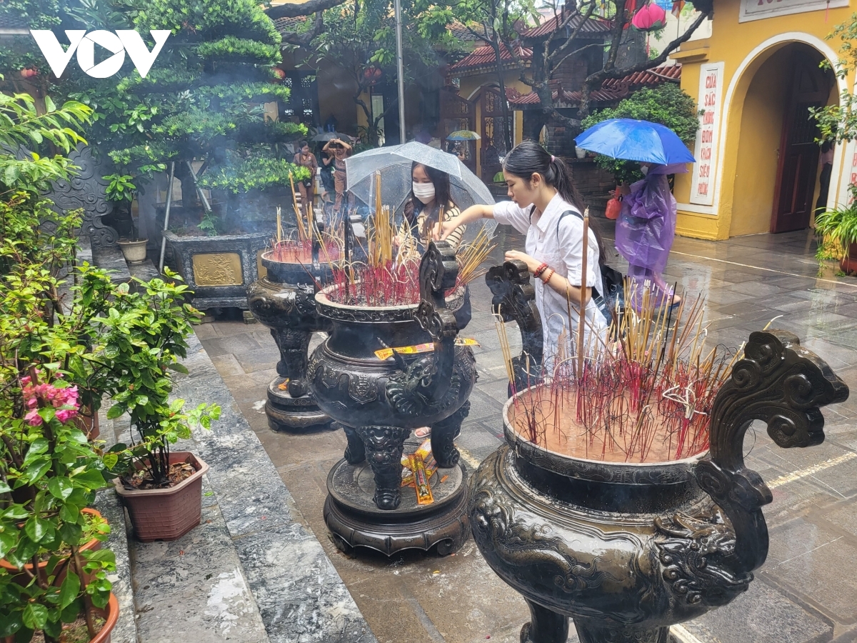 Hanoians flock to pagoda for Buddhist Vu Lan Festival