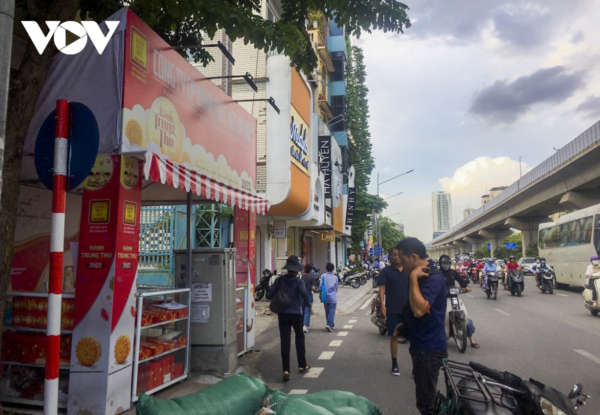 tai dien canh quay banh trung thu lan chiem via he, long duong ha noi hinh anh 4