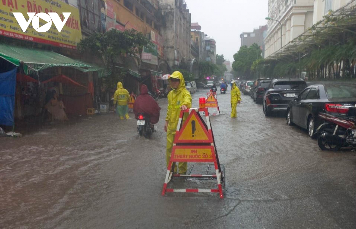 hang tram cong nhan dam mua thong cong, bom nuoc tren duong pho ha noi hinh anh 9