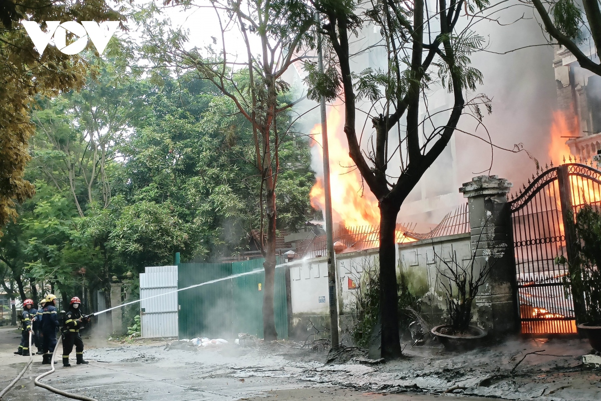 hien truong vu chay thieu rui can biet thu o hoang mai, ha noi hinh anh 3