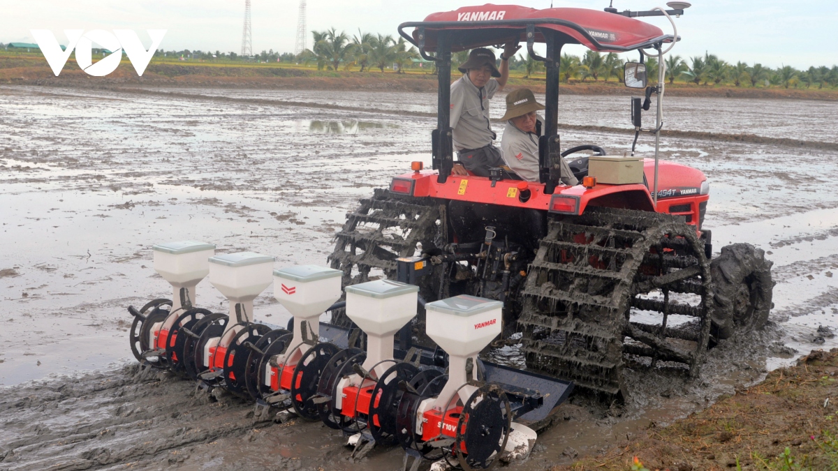 Tổ chức lại ngành hàng nông nghiệp từ việc cơ giới hóa sản xuất